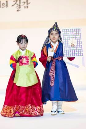 Visitors Attend 2025 Hanbok Expo At COEX In Seoul Models present hanbok designs during the opening fashion show of the 2025 Hanbok Expo at COEX Hall D in Gangnam District, Seoul, South Korea, on August 7, 2025. Art director Shim Yeon-ok directs the show, which highlights seasonal textures under the theme Hanbok, Four Seasons, Texture of the Seasons. The expo runs through August 10 and features 150 hanbok-related companies from South Korea and abroad. Seoul Seoul South Korea  Copyright: xChrisxJungx originalFilename: jung-visitors250807_npeZS.jpg