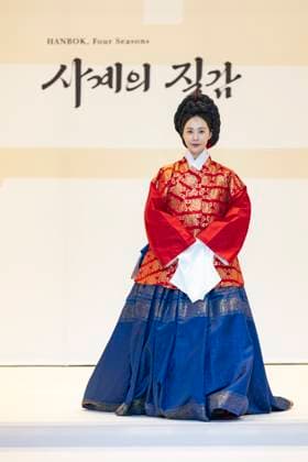 Visitors Attend 2025 Hanbok Expo At COEX In Seoul Singer and actress Kwon Yu-ri appears at the opening fashion show of the 2025 Hanbok Expo at COEX Hall D in Gangnam District, Seoul, South Korea, on August 7, 2025. The show, themed Hanbok, Four Seasons, Texture of the Seasons, is directed by Shim Yeon-ok and marks the start of South Korea s only hanbok-dedicated expo, which runs through August 10. Seoul Seoul South Korea  Copyright: xChrisxJungx originalFilename: jung-visitors250807_npGj5.jpg