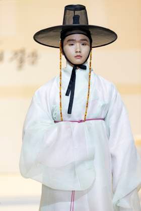 Visitors Attend 2025 Hanbok Expo At COEX In Seoul Models present hanbok designs during the opening fashion show of the 2025 Hanbok Expo at COEX Hall D in Gangnam District, Seoul, South Korea, on August 7, 2025. Art director Shim Yeon-ok directs the show, which highlights seasonal textures under the theme Hanbok, Four Seasons, Texture of the Seasons. The expo runs through August 10 and features 150 hanbok-related companies from South Korea and abroad. Seoul Seoul South Korea  Copyright: xChrisxJungx originalFilename: jung-visitors250807_npJOd.jpg