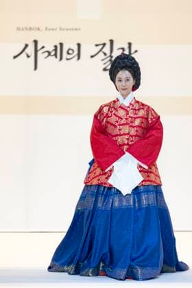 Visitors Attend 2025 Hanbok Expo At COEX In Seoul Singer and actress Kwon Yu-ri appears at the opening fashion show of the 2025 Hanbok Expo at COEX Hall D in Gangnam District, Seoul, South Korea, on August 7, 2025. The show, themed Hanbok, Four Seasons, Texture of the Seasons, is directed by Shim Yeon-ok and marks the start of South Korea s only hanbok-dedicated expo, which runs through August 10. Seoul Seoul South Korea  Copyright: xChrisxJungx originalFilename: jung-visitors250807_nplx6.jpg