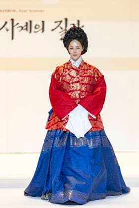 Visitors Attend 2025 Hanbok Expo At COEX In Seoul Singer and actress Kwon Yu-ri appears at the opening fashion show of the 2025 Hanbok Expo at COEX Hall D in Gangnam District, Seoul, South Korea, on August 7, 2025. The show, themed Hanbok, Four Seasons, Texture of the Seasons, is directed by Shim Yeon-ok and marks the start of South Korea s only hanbok-dedicated expo, which runs through August 10. Seoul Seoul South Korea  Copyright: xChrisxJungx originalFilename: jung-visitors250807_npQeT.jpg