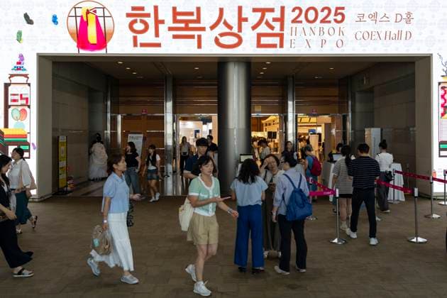 Visitors Attend 2025 Hanbok Expo At COEX In Seoul Attendees enter the 2025 Hanbok Expo at COEX in Gangnam District, Seoul, South Korea, on August 7, 2025. The Ministry of Culture, Sports and Tourism hosts the event, and the Korea Craft & Design Foundation organizes it. The annual event marks its eighth edition as the country s only trade show dedicated exclusively to hanbok. This year s expo features 150 companies from South Korea and abroad and runs through August 10. Seoul Seoul South Korea  Copyright: xChrisxJungx originalFilename: jung-visitors250807_npsih.jpg