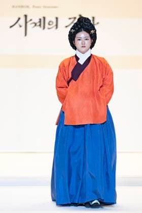 Visitors Attend 2025 Hanbok Expo At COEX In Seoul Models present hanbok designs during the opening fashion show of the 2025 Hanbok Expo at COEX Hall D in Gangnam District, Seoul, South Korea, on August 7, 2025. Art director Shim Yeon-ok directs the show, which highlights seasonal textures under the theme Hanbok, Four Seasons, Texture of the Seasons. The expo runs through August 10 and features 150 hanbok-related companies from South Korea and abroad. Seoul Seoul South Korea  Copyright: xChrisxJungx originalFilename: jung-visitors250807_npxG0.jpg