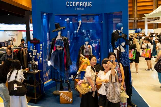 Visitors Attend 2025 Hanbok Expo At COEX In Seoul Attendees explore hanbok booths during the 2025 Hanbok Expo at COEX in Gangnam District, Seoul, South Korea, on August 7, 2025. The Ministry of Culture, Sports and Tourism hosts the event, and the Korea Craft & Design Foundation organizes it. The annual event marks its eighth edition as the only trade show in the country dedicated exclusively to hanbok. This year s expo features 150 hanbok-related companies from South Korea and abroad and runs through August 10. Seoul Seoul South Korea  Copyright: xChrisxJungx originalFilename: jung-visitors250807_npYWF.jpg