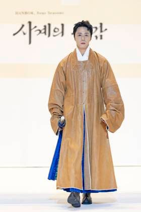 Visitors Attend 2025 Hanbok Expo At COEX In Seoul Actor Jung Il-woo poses for photos during the opening fashion show of the 2025 Hanbok Expo at COEX Hall D in Gangnam District, Seoul, South Korea, on August 7, 2025. Art director Shim Yeon-ok directs the show, which is part of the country s only hanbok-exclusive trade fair, hosted by the Ministry of Culture, Sports and Tourism and organized by the Korea Craft & Design Foundation. Seoul Seoul South Korea  Copyright: xChrisxJungx originalFilename: jung-visitors250807_np10y.jpg