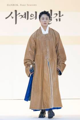 Visitors Attend 2025 Hanbok Expo At COEX In Seoul Actor Jung Il-woo poses for photos during the opening fashion show of the 2025 Hanbok Expo at COEX Hall D in Gangnam District, Seoul, South Korea, on August 7, 2025. Art director Shim Yeon-ok directs the show, which is part of the country s only hanbok-exclusive trade fair, hosted by the Ministry of Culture, Sports and Tourism and organized by the Korea Craft & Design Foundation. Seoul Seoul South Korea  Copyright: xChrisxJungx originalFilename: jung-visitors250807_npBhl.jpg