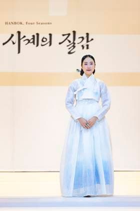 Visitors Attend 2025 Hanbok Expo At COEX In Seoul Models present hanbok designs during the opening fashion show of the 2025 Hanbok Expo at COEX Hall D in Gangnam District, Seoul, South Korea, on August 7, 2025. Art director Shim Yeon-ok directs the show, which highlights seasonal textures under the theme Hanbok, Four Seasons, Texture of the Seasons. The expo runs through August 10 and features 150 hanbok-related companies from South Korea and abroad. Seoul Seoul South Korea  Copyright: xChrisxJungx originalFilename: jung-visitors250807_npCqV.jpg