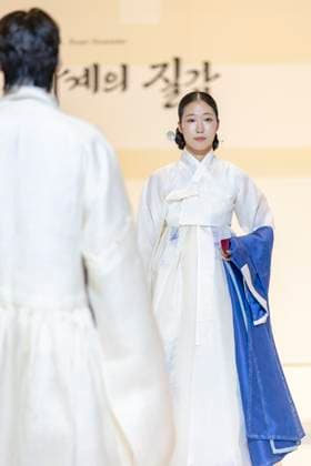 Visitors Attend 2025 Hanbok Expo At COEX In Seoul Models present hanbok designs during the opening fashion show of the 2025 Hanbok Expo at COEX Hall D in Gangnam District, Seoul, South Korea, on August 7, 2025. Art director Shim Yeon-ok directs the show, which highlights seasonal textures under the theme Hanbok, Four Seasons, Texture of the Seasons. The expo runs through August 10 and features 150 hanbok-related companies from South Korea and abroad. Seoul Seoul South Korea  Copyright: xChrisxJungx originalFilename: jung-visitors250807_npGKx.jpg
