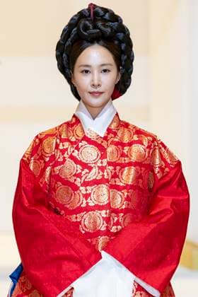 Visitors Attend 2025 Hanbok Expo At COEX In Seoul Singer and actress Kwon Yu-ri appears at the opening fashion show of the 2025 Hanbok Expo at COEX Hall D in Gangnam District, Seoul, South Korea, on August 7, 2025. The show, themed Hanbok, Four Seasons, Texture of the Seasons, is directed by Shim Yeon-ok and marks the start of South Korea s only hanbok-dedicated expo, which runs through August 10. Seoul Seoul South Korea  Copyright: xChrisxJungx originalFilename: jung-visitors250807_nph8u.jpg