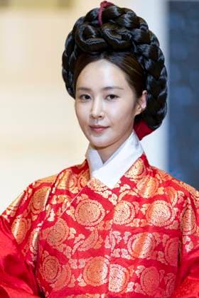 Visitors Attend 2025 Hanbok Expo At COEX In Seoul Singer and actress Kwon Yu-ri appears at the opening fashion show of the 2025 Hanbok Expo at COEX Hall D in Gangnam District, Seoul, South Korea, on August 7, 2025. The show, themed Hanbok, Four Seasons, Texture of the Seasons, is directed by Shim Yeon-ok and marks the start of South Korea s only hanbok-dedicated expo, which runs through August 10. Seoul Seoul South Korea  Copyright: xChrisxJungx originalFilename: jung-visitors250807_npKWT.jpg