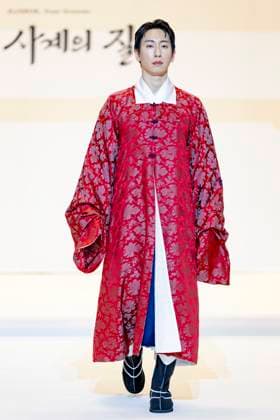 Visitors Attend 2025 Hanbok Expo At COEX In Seoul Models present hanbok designs during the opening fashion show of the 2025 Hanbok Expo at COEX Hall D in Gangnam District, Seoul, South Korea, on August 7, 2025. Art director Shim Yeon-ok directs the show, which highlights seasonal textures under the theme Hanbok, Four Seasons, Texture of the Seasons. The expo runs through August 10 and features 150 hanbok-related companies from South Korea and abroad. Seoul Seoul South Korea  Copyright: xChrisxJungx originalFilename: jung-visitors250807_npNsM.jpg