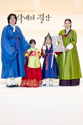 Visitors Attend 2025 Hanbok Expo At COEX In Seoul Models present hanbok designs during the opening fashion show of the 2025 Hanbok Expo at COEX Hall D in Gangnam District, Seoul, South Korea, on August 7, 2025. Art director Shim Yeon-ok directs the show, which highlights seasonal textures under the theme Hanbok, Four Seasons, Texture of the Seasons. The expo runs through August 10 and features 150 hanbok-related companies from South Korea and abroad. Seoul Seoul South Korea  Copyright: xChrisxJungx originalFilename: jung-visitors250807_npRlk.jpg