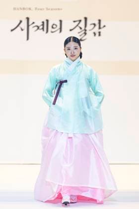 Visitors Attend 2025 Hanbok Expo At COEX In Seoul Models present hanbok designs during the opening fashion show of the 2025 Hanbok Expo at COEX Hall D in Gangnam District, Seoul, South Korea, on August 7, 2025. Art director Shim Yeon-ok directs the show, which highlights seasonal textures under the theme Hanbok, Four Seasons, Texture of the Seasons. The expo runs through August 10 and features 150 hanbok-related companies from South Korea and abroad. Seoul Seoul South Korea  Copyright: xChrisxJungx originalFilename: jung-visitors250807_npScr.jpg
