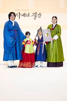 Visitors Attend 2025 Hanbok Expo At COEX In Seoul Models present hanbok designs during the opening fashion show of the 2025 Hanbok Expo at COEX Hall D in Gangnam District, Seoul, South Korea, on August 7, 2025. Art director Shim Yeon-ok directs the show, which highlights seasonal textures under the theme Hanbok, Four Seasons, Texture of the Seasons. The expo runs through August 10 and features 150 hanbok-related companies from South Korea and abroad. Seoul Seoul South Korea  Copyright: xChrisxJungx originalFilename: jung-visitors250807_npSGw.jpg