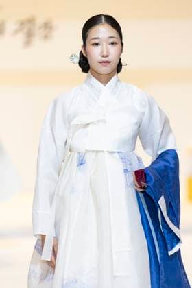 Visitors Attend 2025 Hanbok Expo At COEX In Seoul Models present hanbok designs during the opening fashion show of the 2025 Hanbok Expo at COEX Hall D in Gangnam District, Seoul, South Korea, on August 7, 2025. Art director Shim Yeon-ok directs the show, which highlights seasonal textures under the theme Hanbok, Four Seasons, Texture of the Seasons. The expo runs through August 10 and features 150 hanbok-related companies from South Korea and abroad. Seoul Seoul South Korea  Copyright: xChrisxJungx originalFilename: jung-visitors250807_nptLx.jpg