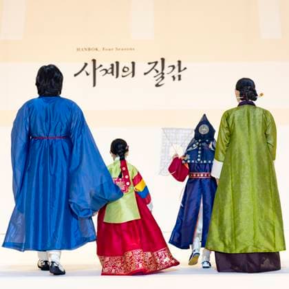 Visitors Attend 2025 Hanbok Expo At COEX In Seoul Models present hanbok designs during the opening fashion show of the 2025 Hanbok Expo at COEX Hall D in Gangnam District, Seoul, South Korea, on August 7, 2025. Art director Shim Yeon-ok directs the show, which highlights seasonal textures under the theme Hanbok, Four Seasons, Texture of the Seasons. The expo runs through August 10 and features 150 hanbok-related companies from South Korea and abroad. Seoul Seoul South Korea  Copyright: xChrisxJungx originalFilename: jung-visitors250807_npTr0.jpg