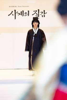 Visitors Attend 2025 Hanbok Expo At COEX In Seoul Models present hanbok designs during the opening fashion show of the 2025 Hanbok Expo at COEX Hall D in Gangnam District, Seoul, South Korea, on August 7, 2025. Art director Shim Yeon-ok directs the show, which highlights seasonal textures under the theme Hanbok, Four Seasons, Texture of the Seasons. The expo runs through August 10 and features 150 hanbok-related companies from South Korea and abroad. Seoul Seoul South Korea  Copyright: xChrisxJungx originalFilename: jung-visitors250807_npWB5.jpg