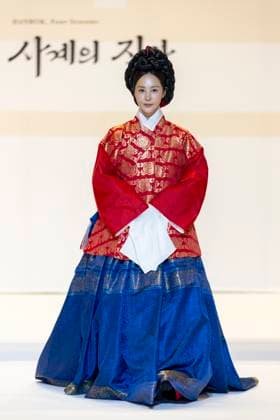 Visitors Attend 2025 Hanbok Expo At COEX In Seoul Singer and actress Kwon Yu-ri appears at the opening fashion show of the 2025 Hanbok Expo at COEX Hall D in Gangnam District, Seoul, South Korea, on August 7, 2025. The show, themed Hanbok, Four Seasons, Texture of the Seasons, is directed by Shim Yeon-ok and marks the start of South Korea s only hanbok-dedicated expo, which runs through August 10. Seoul Seoul South Korea  Copyright: xChrisxJungx originalFilename: jung-visitors250807_npXKH.jpg