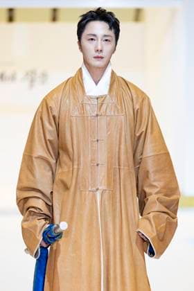 Visitors Attend 2025 Hanbok Expo At COEX In Seoul Actor Jung Il-woo poses for photos during the opening fashion show of the 2025 Hanbok Expo at COEX Hall D in Gangnam District, Seoul, South Korea, on August 7, 2025. Art director Shim Yeon-ok directs the show, which is part of the country s only hanbok-exclusive trade fair, hosted by the Ministry of Culture, Sports and Tourism and organized by the Korea Craft & Design Foundation. Seoul Seoul South Korea  Copyright: xChrisxJungx originalFilename: jung-visitors250807_npYSJ.jpg