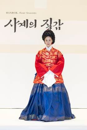 Visitors Attend 2025 Hanbok Expo At COEX In Seoul Singer and actress Kwon Yu-ri appears at the opening fashion show of the 2025 Hanbok Expo at COEX Hall D in Gangnam District, Seoul, South Korea, on August 7, 2025. The show, themed Hanbok, Four Seasons, Texture of the Seasons, is directed by Shim Yeon-ok and marks the start of South Korea s only hanbok-dedicated expo, which runs through August 10. Seoul Seoul South Korea  Copyright: xChrisxJungx originalFilename: jung-visitors250807_npn1k.jpg
