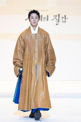 Visitors Attend 2025 Hanbok Expo At COEX In Seoul Actor Jung Il-woo poses for photos during the opening fashion show of the 2025 Hanbok Expo at COEX Hall D in Gangnam District, Seoul, South Korea, on August 7, 2025. Art director Shim Yeon-ok directs the show, which is part of the country s only hanbok-exclusive trade fair, hosted by the Ministry of Culture, Sports and Tourism and organized by the Korea Craft & Design Foundation. Seoul Seoul South Korea  Copyright: xChrisxJungx originalFilename: jung-visitors250807_npxdJ.jpg