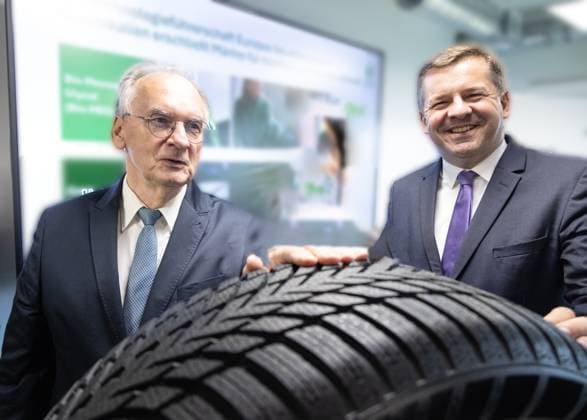 CDU Haseloff und Nachfolger Schulze 07.08.2025, Germany, Sachsen-Anhalt, Leuna, Chemie Werk, noch Ministerpräsident Rainer Haseloff mit seinem Nachfolger im Amt, Sven Schulze, Wirtschaftsminister Sachsen Anhalt CDU EUID DEF1103R.HRB123335B Leuna Sachsen-Anhalt Germany *** CDU Haseloff and successor Schulze 07 08 2025, Germany, Saxony Anhalt, Leuna, chemical plant, still Minister President Rainer Haseloff with his successor in office, Sven Schulze, Minister of Economics Saxony Anhalt