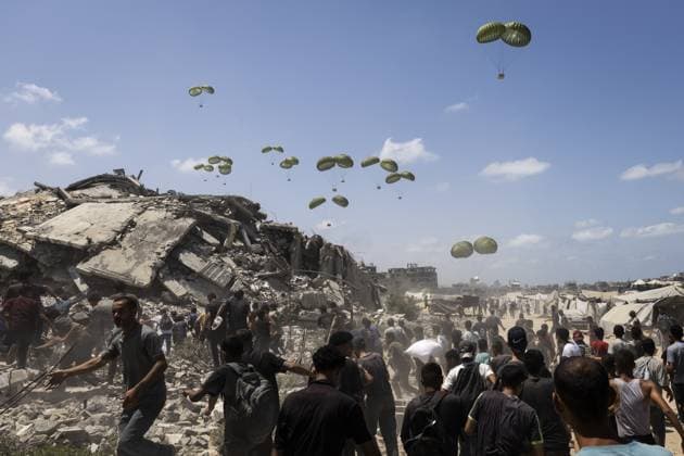 News Themen der Woche KW32 Palestinians flock for humanitarian aid in Gaza GAZA CITY, GAZA - AUGUST 7: Planes drop aid packages by parachute amid Israeli attacks as the Palestinians flock to the area where the humanitarian aid packages land over western Gaza City, Gaza on August 7, 2025. Mahmoud Abu Hamda Anadolu Gaza City Gaza. Editorial use only. Please get in touch for any other usage.  Copyright: x2025xAnadoluxMahmoudxAbuxHamdax