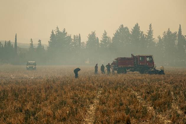 News Themen der Woche KW32 Secondary fire in France s Saint-Laurent-de-la-Cabrerisse AUDE DEP, FRANCE - AUGUST 7: Firefighters work to extinguish a secondary fire at Saint-Laurent-de-la-Cabrerisse, one of the villages severely affected by the wildfire sweeping through Saint-Laurent-de-la-Cabrerisse, Aude, France on August 7, 2025 . The blaze has advanced at speeds of up to 6 km h, devastating forests, farmland and residential areas. Declared on August 5, the fire has become a national emergency, with more than 15,000 hectares burned, dozens of homes destroyed, and hundreds of residents evacuated. Officials point to climate change as a key factor behind the intensity and frequency of such extreme events. Lorena Sopena Anadolu Aude France. Editorial use only. Please  Copyright: x2025xAnadoluxLorenaxSopenax