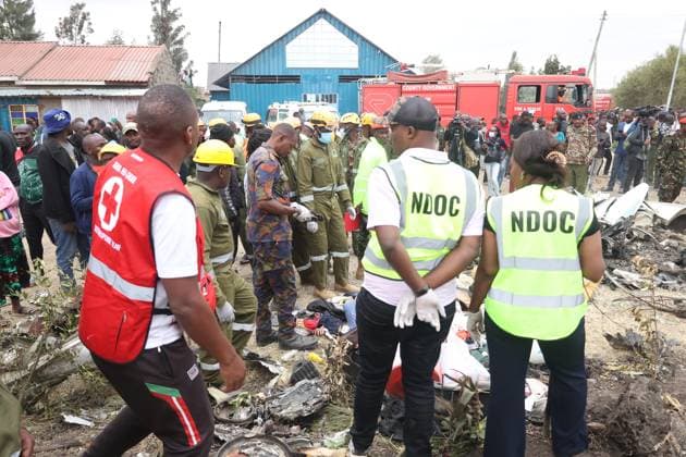 News Themen der Woche KW32 (250807) -- NAIROBI, Aug. 7, 2025 -- Rescuers work at the site of a plane crash in the Mwihoko area, on the outskirts of Nairobi, Kenya, on Aug. 7, 2025. At least six people were confirmed dead and two others injured after a light aircraft belonging to AMREF Flying Doctors crashed in the residential area on the outskirts of Nairobi, a government official confirmed. (Photo by Xinhua) KENYA-NAIROBI-PLANE CRASH JohnxOkoyo 