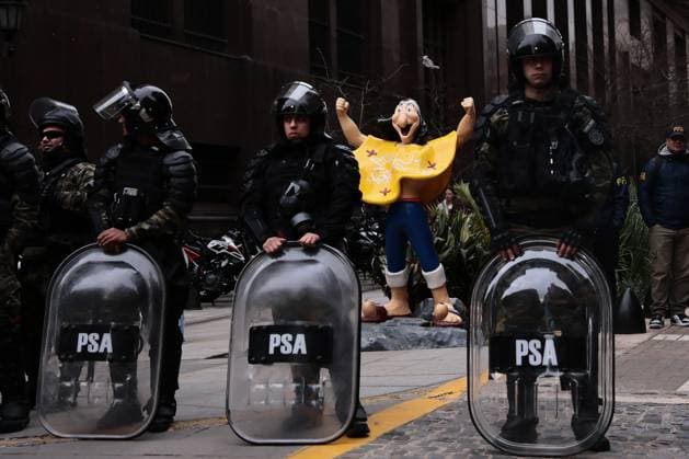 News Themen der Woche KW32 Union Labor march in Buenos Aires BUENOS AIRES, ARGENTINA – AUGUST 7, 2025: Police guard the passage of protesters while workers and members of more than 70 labor unions march from Liniers to Plaza de Mayo on the feast day of San Cayetano, patron saint of work, to demand jobs and food security in Buenos Aires, Argentina, on August 7, 2025. The demonstration, organized under the slogan Without work there is no future, Protesters walked nearly 12 kilometers to reach the seat of government and called for urgent economic relief measures amid growing inflation and poverty, gathered thousands of people from across the country. Protesters voiced their opposition to the economic policies of President Javier Milei’s government, highlighting growi  Copyright: x2025xAnadoluxLucianoxGonzalezx
