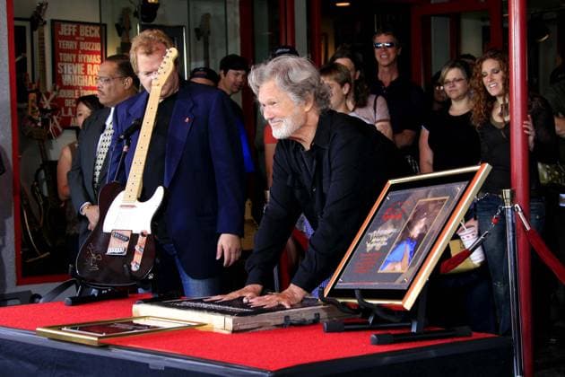 KRISTOFFERSON NP July 6, 2006 - Hollywood, CALIFORNIA, USA - KRIS KRISTOFFERSON -.KRIS KRISTOFFERSON AND WAYLON JENNINGS ARE INDUCTED INTO HOLLYWOOD S ROCKWALK - .HOLLYWOOD, CALIFORNIA - .07-06-2006 -. NINA PROMMER 2006.K48162NP. Copyright: xNinaxPrommerx