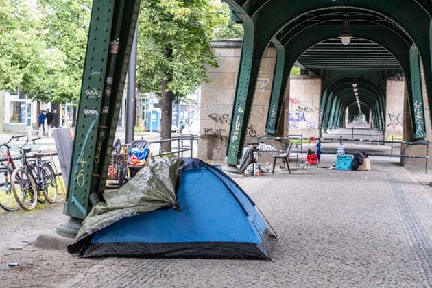 Zelt einer obdachlosen Person unter der Hochbahn auf der Schönhauser Allee in Berlin-Prenzlauer Berg. Tent of a homeless person under the elevated train on Schönhauser Allee in Berlin-Prenzlauer Berg. Obdachlosigkeit in Berlin *** Tent of a homeless person under the elevated train on Schönhauser Allee in Berlin Prenzlauer Berg Tent of a homeless person under the elevated train on Schönhauser Allee in Berlin Prenzlauer Berg Homelessness in Berlin sp2025071945895.jpg