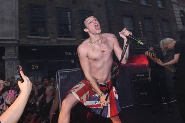 Entertainment Themen der Woche KW32 Yungblud launches new store Beautifully Romanticised Accidentally Traumatised™ in London LONDON, ENGLAND - AUGUST 07: Yungblud performs during the launch of his new store Beautifully Romanticised Accidentally Traumatised at 20 Denmark Street on August 07, 2025 in London, England. CAP MAR MAR Great Britain Copyright: xMartinxHarris CapitalxPicturesx