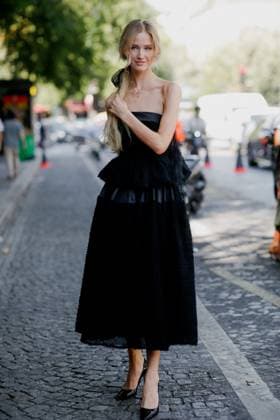 PFW - Viktor And Rolf Street Style Street style, Lara Cosima arriving at Viktor and Rolf Fall Winter 2025 Haute Couture show, held at Salle Wagram, Paris, France, on July 9, 2025. Photo by Marie-Paola Bertrand-Hillion ABACAPRESS.COM Paris France  Copyright: xBertrand-HillionxMarie-Paola ABACAx