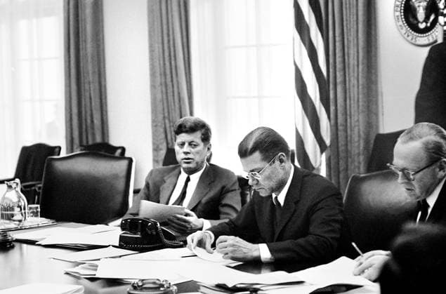 U.S. President John F. Kennedy with U.S. Secretary of Defense Robert S. McNamara (center) and Deputy Secretary of Defense Roswell Gilpatric (right) in the cabinet room during meeting wit the Executive Committee of the National Security Council regarding the crisis in Cuba, White House, Washington, D.C., USA, Cecil W. Stoughton, White House Photographs, October 29, 1962  Copyright: xCircaxImagesx ghi-circa13523