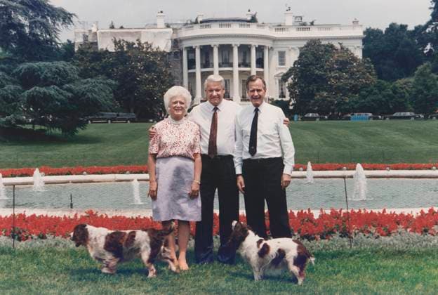 U.S. President George H.W. Bush and U.S. First Lady Barbar Bush show Russian President Boris Yeltsin the South Grounds of the White House, Washington, D.C., USA, David Valdez, White House photographer, June 16, 1992  Copyright: xCircaxImagesx ghi-circa13594