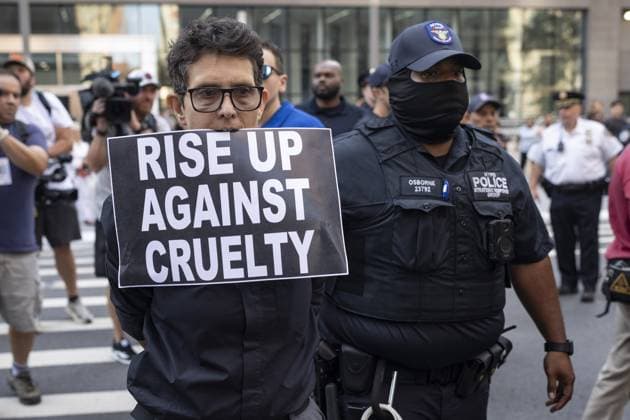 News Themen der Woche KW32 NYPD arrests activists during a rally against ICE outside 26 Federal Plaza in NYC NEW YORK, UNITED STATES - AUGUST 8: NYPD officers detain protesters for blocking the road outside 26 Federal Plaza during a demonstration against ICE in New York City, U.S., August 8, 2025. Mostafa Bassim Anadolu New York United States. Editorial use only. Please get in touch for any other usage.  Copyright: x2025xAnadoluxMostafaxBassimx
