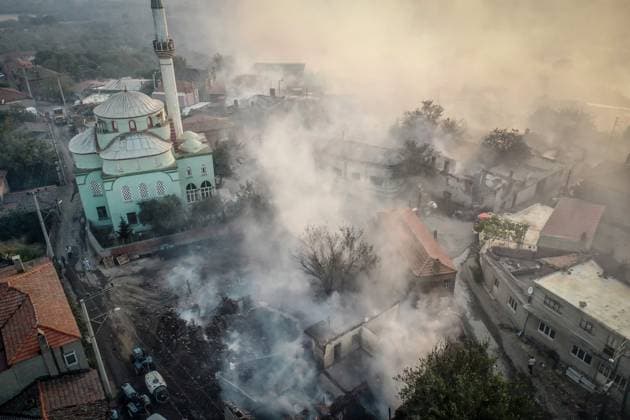 News Themen der Woche KW32 Three villages evacuated due to wildfire in Turkiye s Canakkale CANAKKALE, TURKIYE - AUGUST 08: An aerial view of smoke rising over a wildfire spread from nearby areas in Saçakli village of Bayramic district in Canakkale, Turkiye on August 08, 2025. Several houses were damaged in the blaze, which continues to be battled by air and ground crews. Sergen Sezgin Anadolu Canakkale Turkey. Editorial use only. Please get in touch for any other usage.  Copyright: x2025xAnadoluxSergenxSezginx