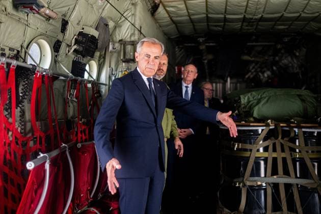 August 8, 2025, Trenton, On, Canada: Prime Minister Mark Carney tours a Lockheed Martin C-130J during a visit to Canadian Forces Base (CFB) 8 Wing Trenton in Trenton, Ont., on Friday, Aug. 8, 2025. Trenton Canada  - ZUMAc35_ 20250808_zaf_c35_041 Copyright: xSpencerxColbyx