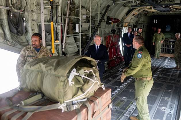 August 8, 2025, Trenton, On, Canada: Prime Minister Mark Carney tours a Lockheed Martin C-130J during a visit to Canadian Forces Base (CFB) 8 Wing Trenton in Trenton, Ont., on Friday, Aug. 8, 2025. Trenton Canada  - ZUMAc35_ 20250808_zaf_c35_055 Copyright: xSpencerxColbyx