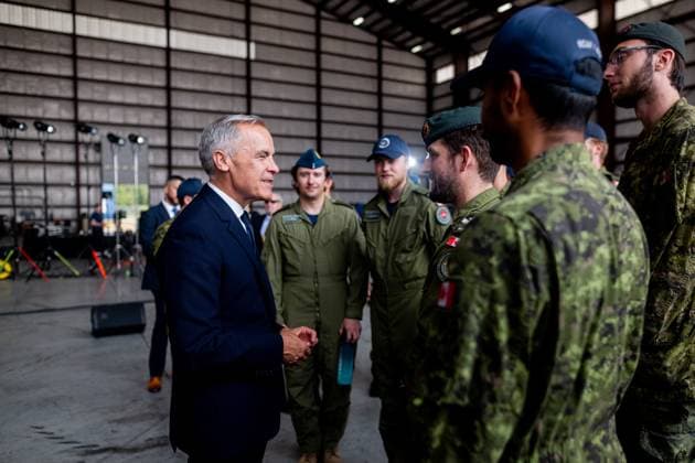 August 8, 2025, Trenton, On, Canada: Prime Minister Mark Carney meets with members of the Canadian Armed Forces during a visit to Canadian Forces Base (CFB) 8 Wing Trenton in Trenton, Ont., on Friday, Aug. 8, 2025. Trenton Canada  - ZUMAc35_ 20250808_zaf_c35_056 Copyright: xSpencerxColbyx