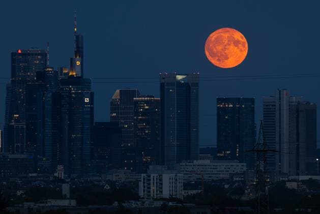 News Themen der Woche KW32 Vollmond Der Vollmond zieht über die Frankfurter Bankenskyline hinweg. Frankfurt am Main Hessen Deutschland *** Full moon The full moon passes over the Frankfurt banking skyline Frankfurt am Main Hesse Germany 2025-08-08_ffm_vollmond_02