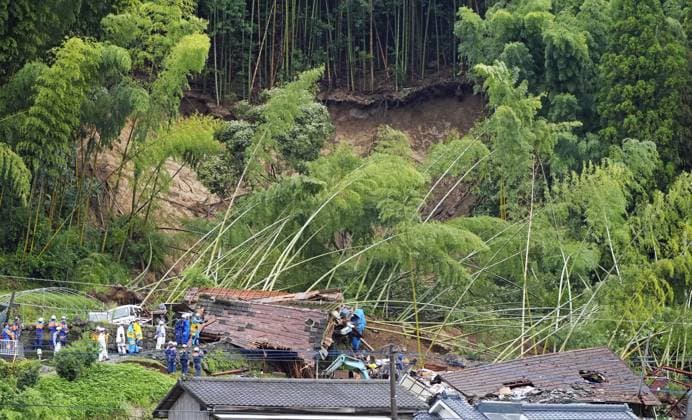 News Themen der Woche KW32 Aftermath of torrential rain in Kagoshima Pref. A rescue operation is under way at a collapsed house in Aira in Kagoshima Prefecture, southwestern Japan, on Aug. 9, 2025, following torrential rain in the region.  A14AA0004760990P