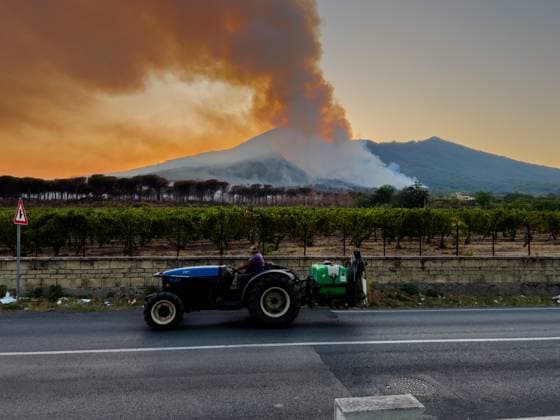News Themen der Woche KW32 Vesuvius Park Fire: Vegetation Still Burning After Sunset The intervention of Canadair aircraft and helicopters in the afternoon is insufficient to completely extinguish the fire that breaks out on the eastern slope of Vesuvius, within the National Park. As the evening hours approach, the aircraft have to cease operations, and the flames continue to devour the vegetation well after sunset. Terzigno Italy  Copyright: xPaoloxManzox originalFilename: manzo-notitle250808_npK7b.jpg