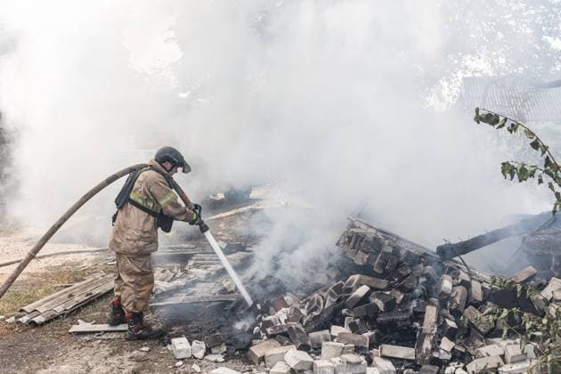 News Themen der Woche KW32 Aftermath of Russian artillery shelling on Kostiantynivka KOSTIANTYNIVKA, UKRAINE - AUGUST 9: Ukrainian firefighters extinguish a fire in a house after Russian artillery shelling of the city of Kostiantynivka, Ukraine, 9 August 2025. Diego Herrera Carcedo Anadolu Kostiantynivka Ukraine. Editorial use only. Please get in touch for any other usage.  Copyright: x2025xAnadoluxDiegoxHerreraxCarcedox