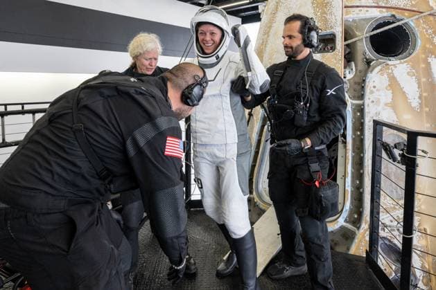 News Themen der Woche KW32 NASA astronaut Nichole Ayers helped out of the SpaceX Dragon Endurance spacecraft onboard the SpaceX recovery ship SHANNON after she, NASA astronaut Anne McClain, JAXA (Japan Aerospace Exploration Agency) astronaut Takuya Onishi, and Roscosmos cosmonaut Kirill Peskov landed in the Pacific Ocean off the coast of San Diego, Calif., on Saturday, August 9, 2025. McClain, Ayers, Onishi, and Peskov are returning after seven-months in space as part of Expedition 73 aboard the International Space Station. NASA  WAX2025080905 KEEGANxBARBER