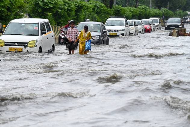 News Themen der Woche KW32 NOIDA, INDIA - AUGUST 9: Due to heavy rains,waterlogging in Sector 62 road, commuters facing problems, on August 9, 2025 in Noida, India. The national capital was lashed by heavy rain overnight, causing waterlogging in several areas early in the morning of Raksha Bandhan, with more showers expected during the day. The temperature was recorded at 23.8 degrees Celsius on Saturday morning, 3.2 degrees below the average, while the maximum temperature is expected to settle around 32 degrees Celsius. (Photo by Sunil Ghosh Hindustan Times ) Heavy Rain Lashes Delhi-NCR, Massive Traffic Jams After Waterlogging In Several Area