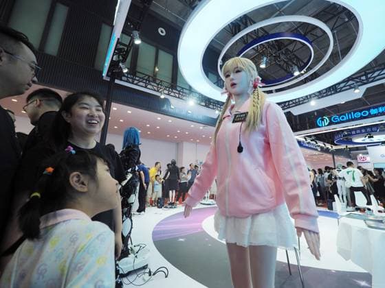News Themen der Woche KW32 2025 World Robot Conference in Beijing Audience interacts with a customer service robot through voice at the 2025 World Robot Conference in Beijing, China on August 9, 2025. Beijingg Beijing China  Copyright: xCFOTOx i1754779729003