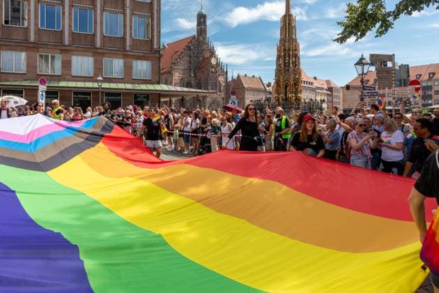 Reportage 09.08.2025 Die Demo zum CSD in Nürnberg am Samstag durch die Nürnberger Innenstadt mit rund 20 000 Besucher, Motto: Nie mehr still!, super Wetter, super Stimmung, alles friedlich Am Nürnberger Hauptmarkt, wo immer der Christkindelsmarkt stattfindet mit Frauenkirche und Schönem Brunnen. Vor dem Bundestag wurde die Regenbogenfahne verboten, am Wochenende wehte sie in Nürnberg überall Nürnberg Bayern Deutschland *** Report 09 08 2025 The CSD demonstration in Nuremberg on Saturday through Nuremberg city center with around 20,000 visitors, motto Never more silence, great weather, great atmosphere, everything peaceful At Nurembergs main market, where the Christkindelsmarkt always takes place with the Frauenkirche and Schönem Bru