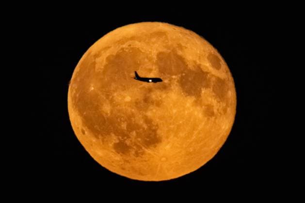 Vollmond Die Silhouette eines Flugzeuges zeichnet sich vor dem Vollmond ab. Frankfurt am Main Hessen Deutschland *** Full moon The silhouette of an airplane stands out against the full moon Frankfurt am Main Hesse Germany 2025-08-09_vollmond_08